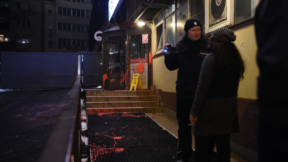 Zarzut zniszczenia mienia przedstawiła policja mężczyźnie, który wczoraj brał udział w incydencie przed siedzibą PiS, obrzuconą woreczkami z czerwoną farbą. Po przesłuchaniu mężczyzna został zwolniony do domu - poinformowała w czwartek Komenda Stołeczna Policji.