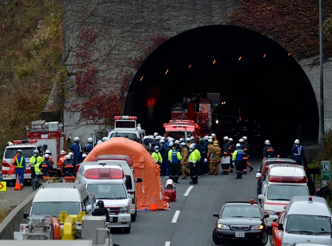 Zawalił się tunel, zapaliły się auta
