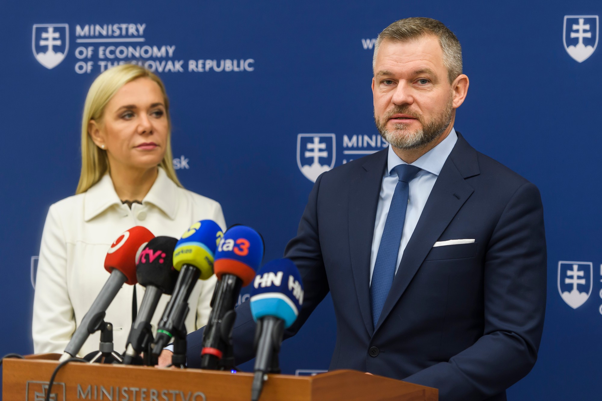 Predseda NR SR Peter Pellegrini a podpredsedníčka vlády a ministerka hospodárstva SR Denisa Saková (obaja Hlas-SD)