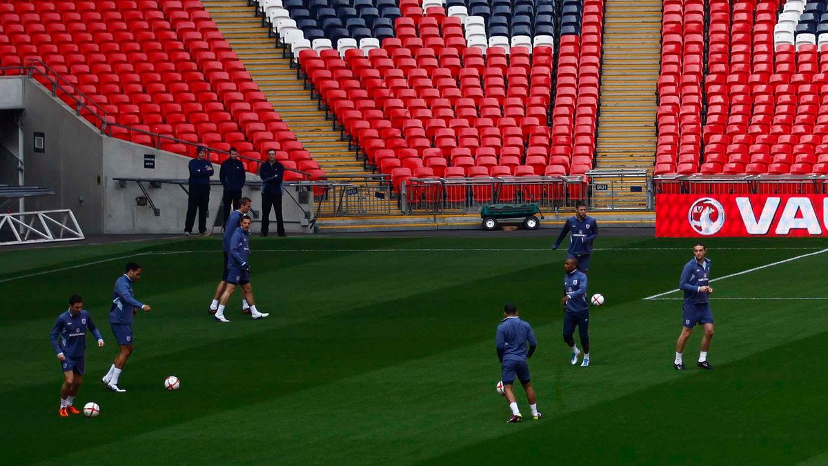 Dziewięćdziesiąt sześć tysięcy kibiców Barcelony wyraziło zainteresowanie wyjazdem na finał piłkarskiej Ligi Mistrzów. 28 maja na Wembley w Londynie rywalem mistrza Hiszpanii będzie Manchester United.