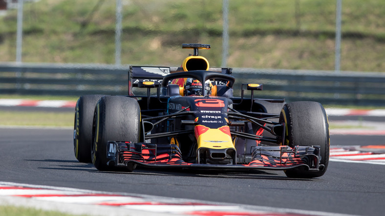 Daniel Ricciardo odchodzi z Red Bulla i przechodzi do zespołu Renault. Australijczyk, który jest wychowankiem Czerwonych Byków, zdecydował się podpisać z francuską ekipą dwuletni kontrakt. Zespołowym partnerem zawodnika z Perth będzie Nico Huelkenberg. Tym samym, z Renault pożegna się Carlos Sainz.