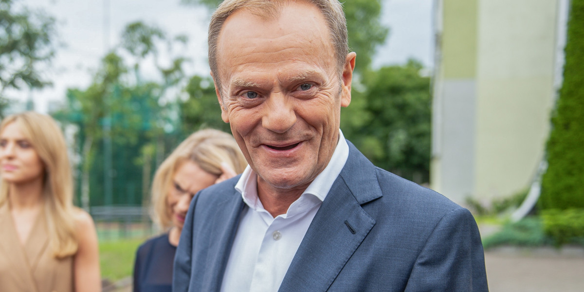 Donald Tusk (65 l.) osiągnął wiek emerytalny. Na biedę na emeryturze raczej nie będzie narzekać.