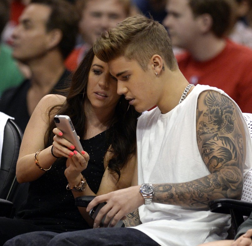 Justin Bieber lansował się na meczu ligi NBA. Szpanował tatuażem. ZDJĘCIA