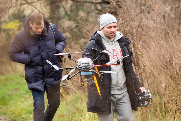 Z dronów nie korzystają na razie towarowi konkurenci, np. DB Schenker Polska i CTL Logistics. Powszechnym w branży zabezpieczeniem jest drutowanie (zamykanie wagonów drutami z hartowanej stali), które dla złodziei nie stanowi przeszkody. DB często wypuszcza na trasy węglarki z zaspawanymi drzwiami, z których rozładunek odbywa się na tzw. wywrót. Wtedy nie ma problemu usypu przez otwarte drzwi, ale zdarzają się kradzieży z góry. 
<br> Na zdj. Dron po lądowaniu