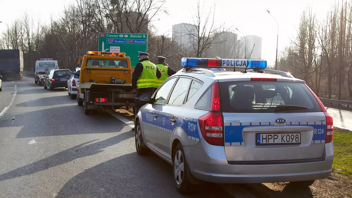 Akcja policji – odholowanie samochodow z drogi