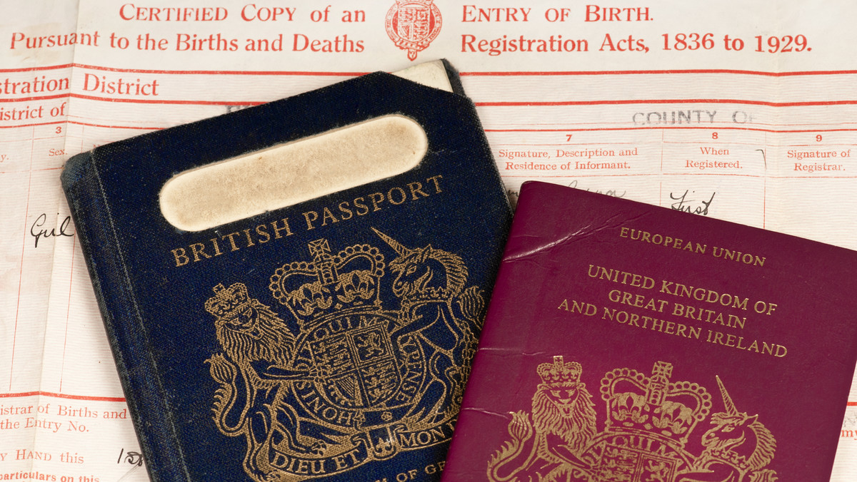 Ostatnio media obiegła wiadomość, że wielu Brytyjczyków, w obawie przed skutkami Brexitu, stara się o irlandzki paszport. Dzisiaj minister ds. Imigracji Brandon Lewis ogłosił na swoim Twitterze, że obywatele Wielkiej Brytanii znów będą mieć ciemnoniebieskie paszporty.