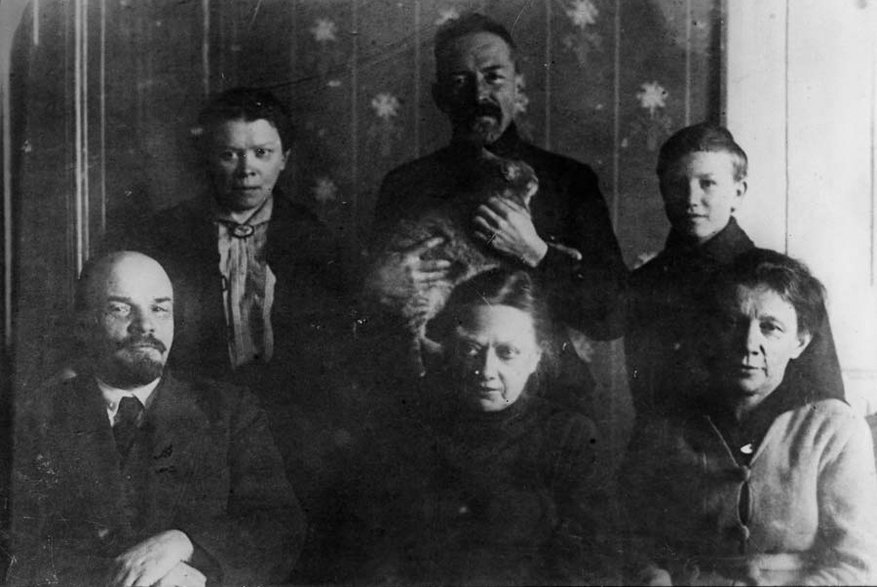 Lenin z rodziną na Kremlu w 1920 r. Siedzą: Lenin, żona Nadieżda, siostra Anna. Stoją: siostra Maria, brat Dymitr (z kotem) i Georgij Łozgaczow (adoptowany syn Anny)