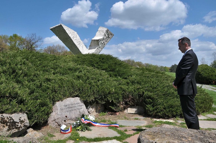 Ambasador Markotić položio venac na Spomenik streljanim đacima