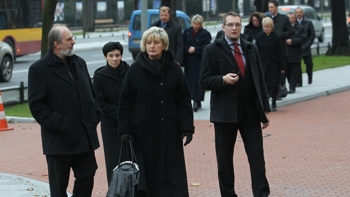 Dziś po godz. 16 w Kancelarii Prezesa Rady Ministrów rozpoczęło się spotkanie rodzin ofiar katastrofy smoleńskiej z premierem Donaldem Tuskiem i ministrami jego rządu. Z prośbą o spotkanie do szefa rządu zwróciły się rodziny 37 ofiar.