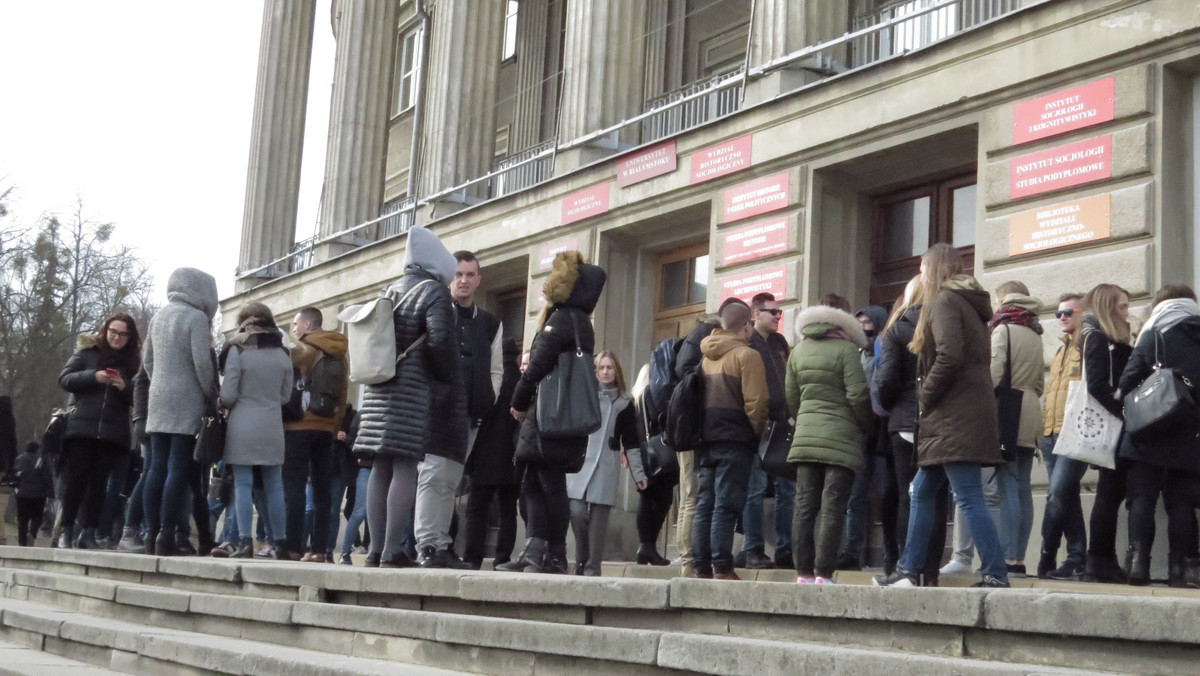 Około pięćdziesięciu studentów rozpoczęło dzisiaj protest przeciwko budowie na Placu Uniwersyteckim w Białymstoku pomnika Lecha Kaczyńskiego. Nie przynieśli ze sobą żadnych transparentów i nie wznosili okrzyków. Ich protest odbywał się w milczeniu.