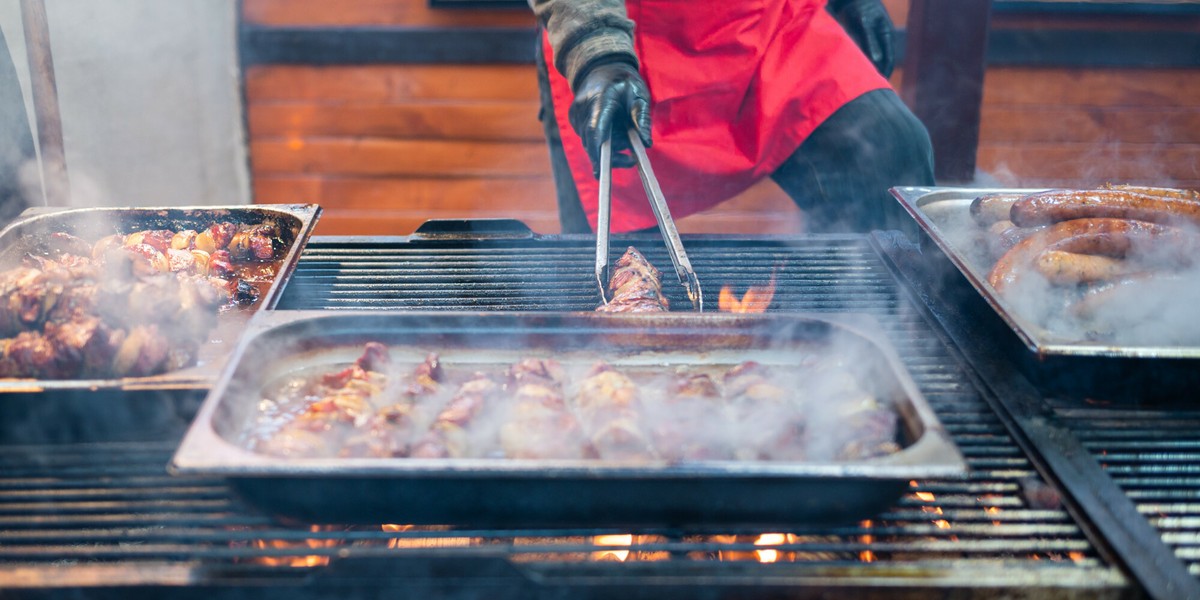 Im bliżej maja, tym więcej Polaków myśli o grillu. W tym roku będzie drogo, ale taniej niż w 2022 r.