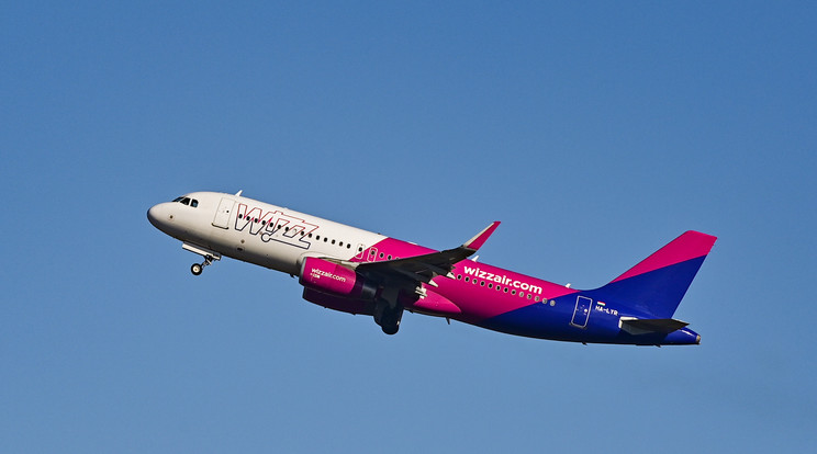 Lencsevégre kapták ahogy a WizzAir egyik Budapesről indult járata sikertelenül landol a portugál szigeten/ Fotó: Northfoto