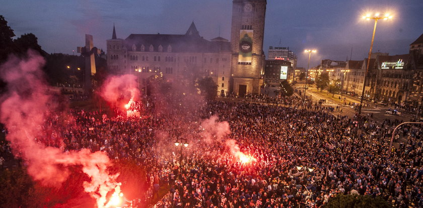 Burdy w Poznaniu! Ranni policjanci, zniszczony wóz TVP!