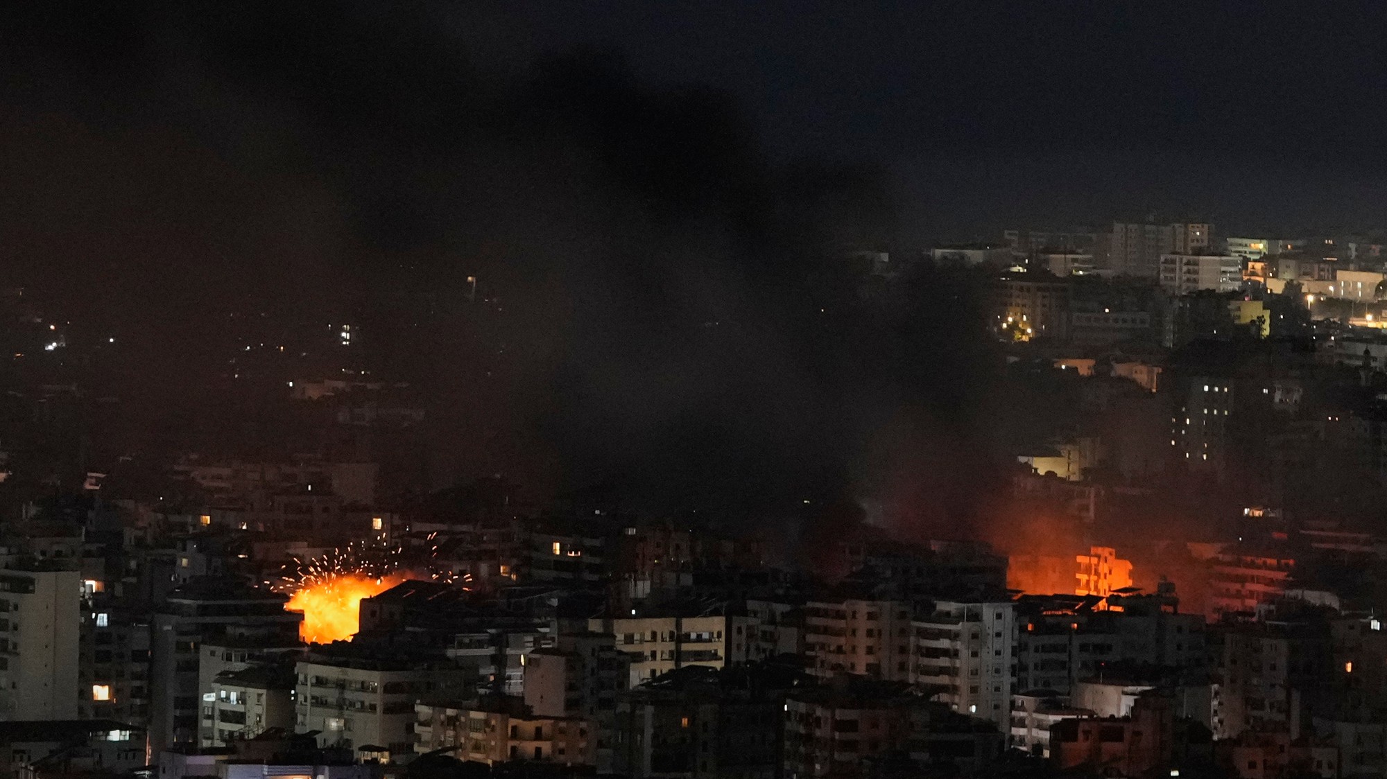 Plamene a dym nad miestom izraelských náletov v Dahíji na južnom predmestí libanonského Bejrútu.