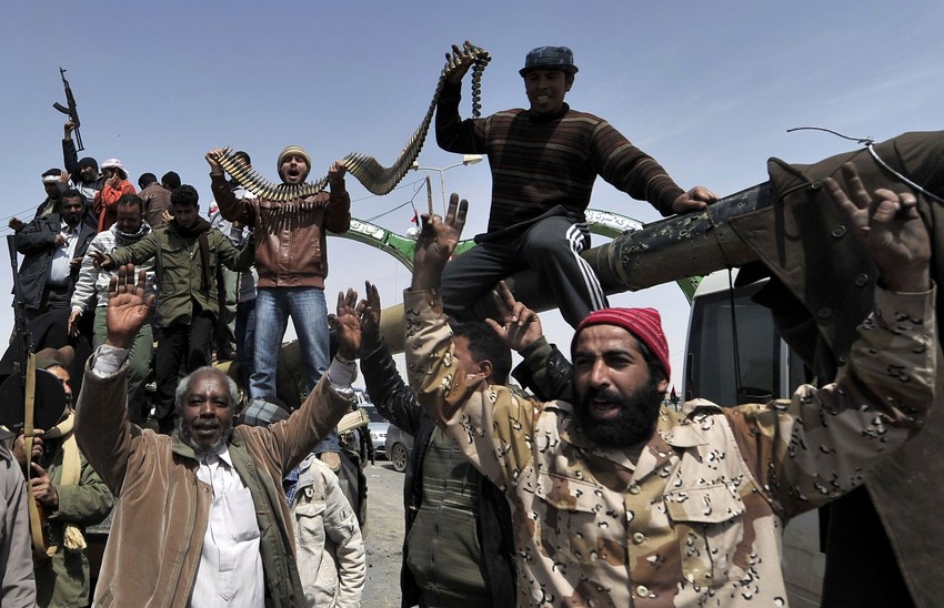 Pobunjenici u Libiji, potpomognuti vazdušnim udarima koalicionih snaga, preuzeli su kontrolu nad Adždabiju