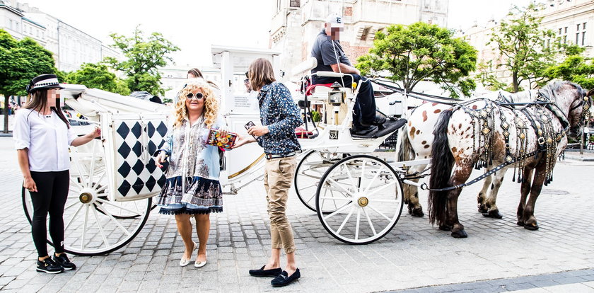 Magda Gessler jak królowa. Przyjechała karocą na spotkanie z fanami. ZDJĘCIA