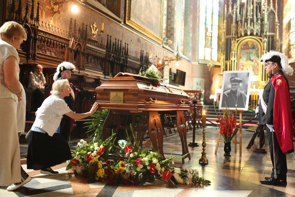 Krakowianie modlą się przy trumnie kard. Franciszka Macharskiego, wystawionej w Bazylice św. Franciszka z Asyżu przy pl. Wszystkich Świętych