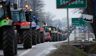 Rolnicy jadą ciągnikami do Warszawy. Zablokują stolicę? [GALERIA]