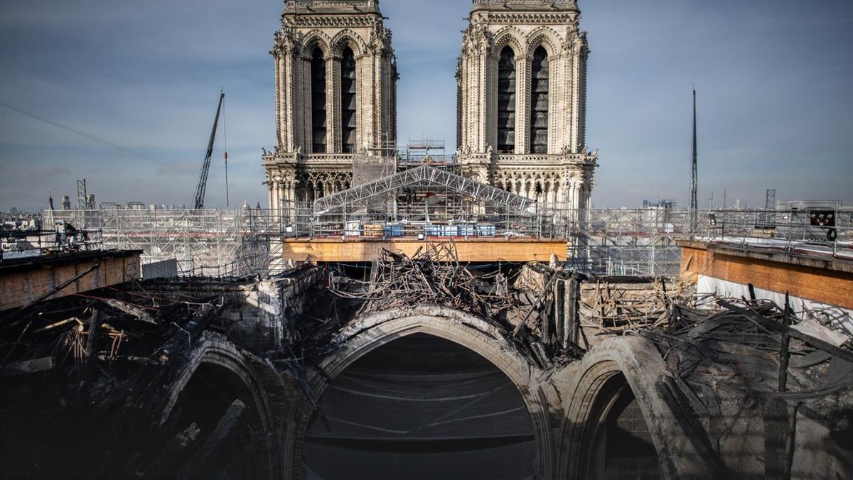 Odbudowa katedry Notre-Dame w Paryżu: usunięto rusztowanie, zdjęcia z wnętrza