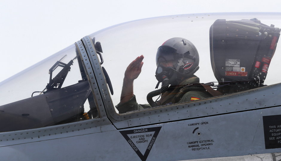 Pilot w F-16
