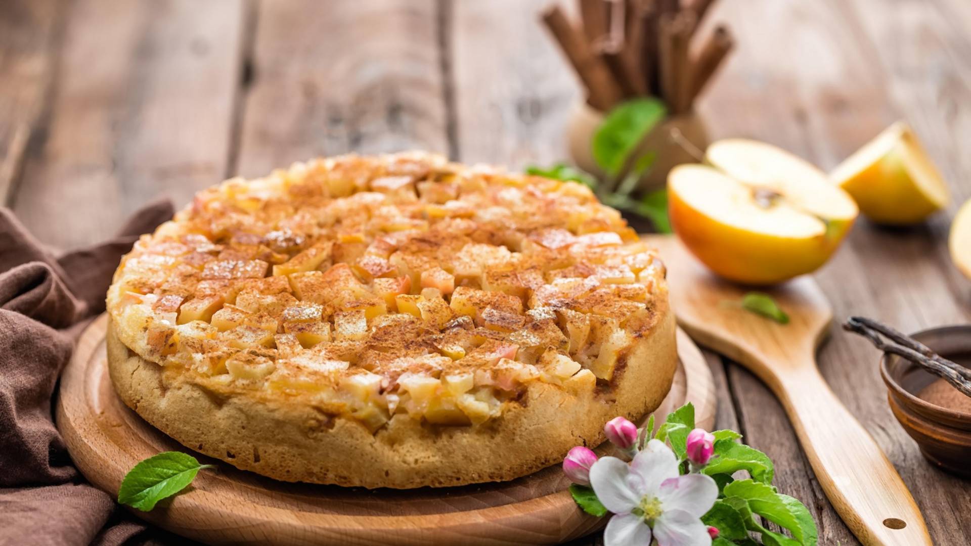 Biskvit kolač preliven jabukama i kruškama je savršen - sezonski desert koji ćete obožavati