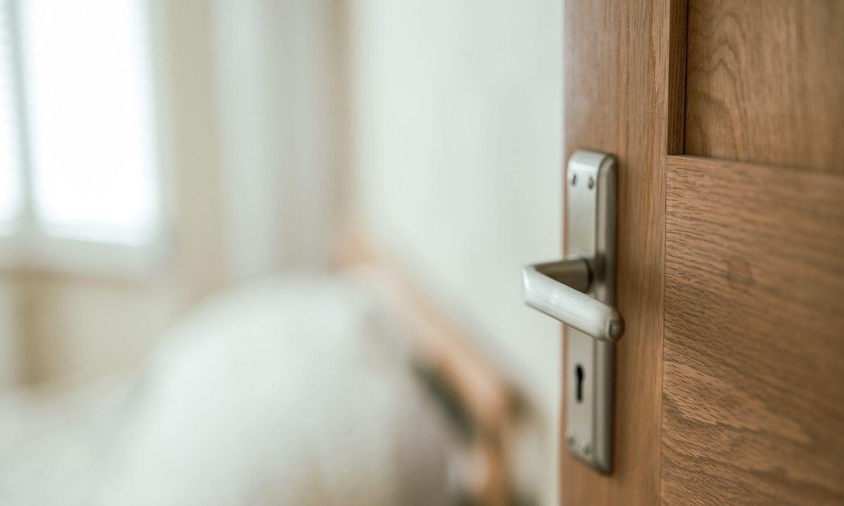 Zawsze śpisz przy otwartych drzwiach? Sprawdź, o czym to świadczy