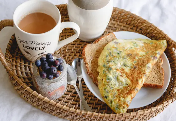 Puszysty omlet w dwóch wersjach. Skusisz się na tę słodką czy wytrawną?