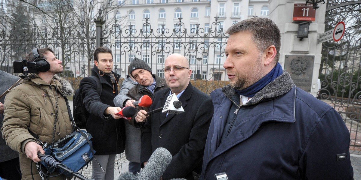 Posłowie PO Robert Kropiwnicki i Marcin Kierwiński podczas konferencji prasowej