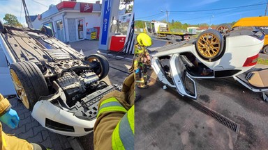 Wypadek podczas wyprzedzania busa. Auto wylądowało na dachu koło dystrybutora