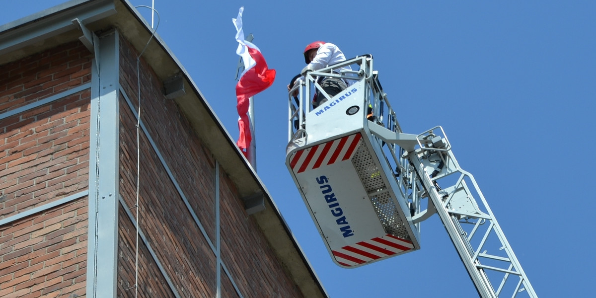Świętochłowice. Prezydent Dawid Kostempski powiesił flagę narodową na wieży kopalnianej 