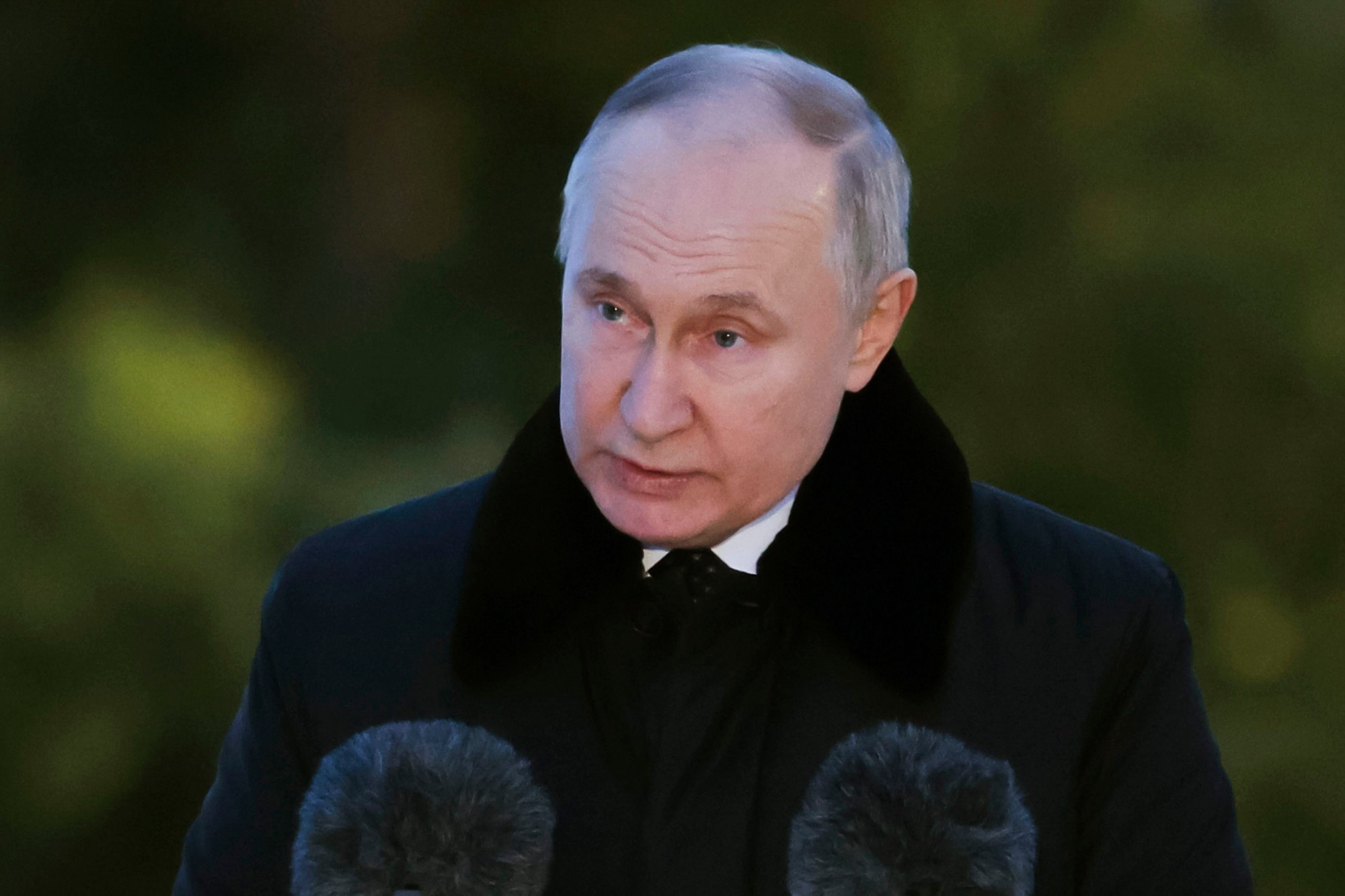 Ruský prezident Vladimir Putin na spomienkovom podujatí pri Petrohrade.
