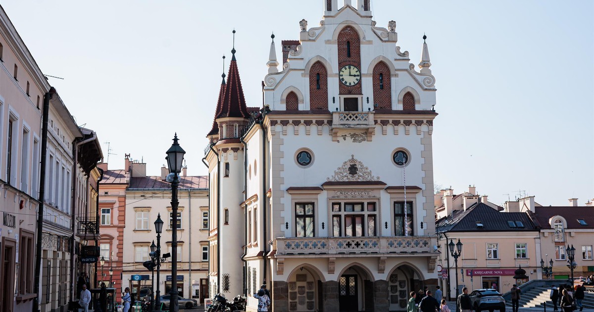 Afera o służbowe samochody radnych. "Psuje się permanentnie", "coś zaczęło dymić"