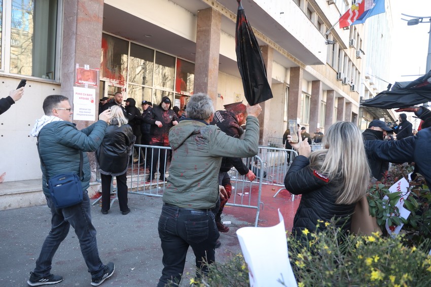 Opšti haos ispred Skupštine grada 