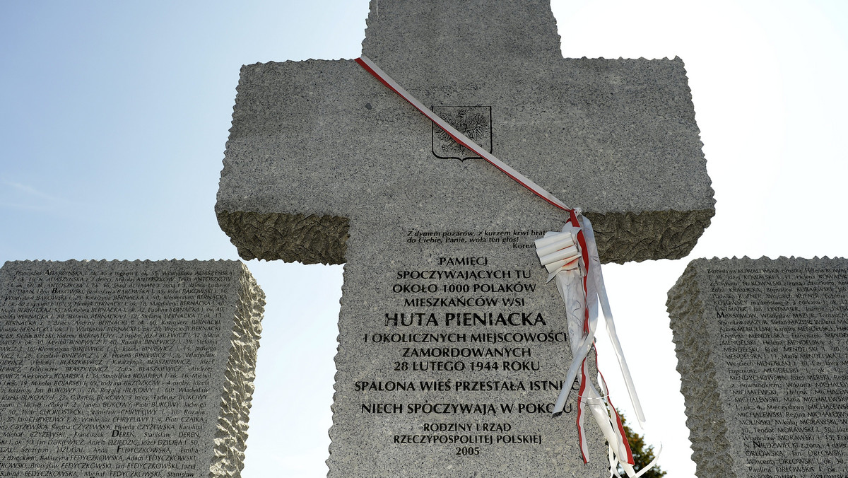 Na zachodniej Ukrainie zdewastowano pomnik Polaków zamordowanych w 1944 r. we wsi Huta Pieniacka. Zniszczenia udokumentowano w nagraniu wideo i na zdjęciu, które umieszczono wczoraj w rosyjskich mediach społecznościowych. Sprawa jest już znana polskiej dyplomacji.