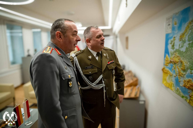 Generałowie Carsten Breuer i Wiesław Kukuła