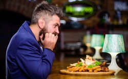 Jak radzić sobie z kompulsywnym jedzeniem? Dietetyk tłumaczy