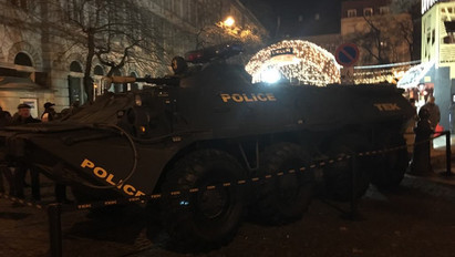 Összefirkálták a TEK páncélosát a Vörösmarty téren – fotó