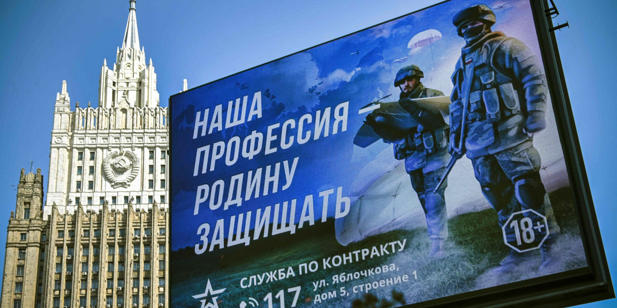 Plakat propagandowy, zachęcający do służby w armii Rosji, pod budynkiem MSZ w Moskwie. 