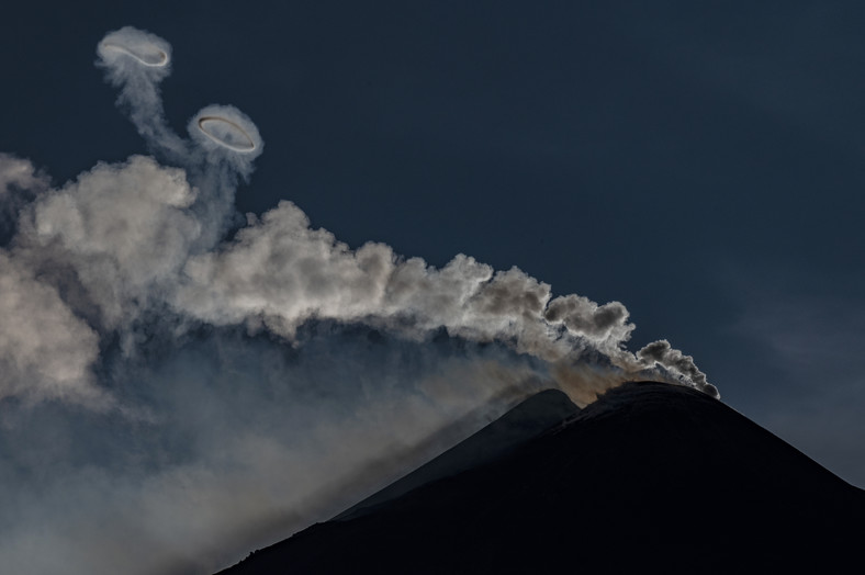 Kręgi dymu wyrzucane przez wulkan Etna, kwiecień 2024 r.