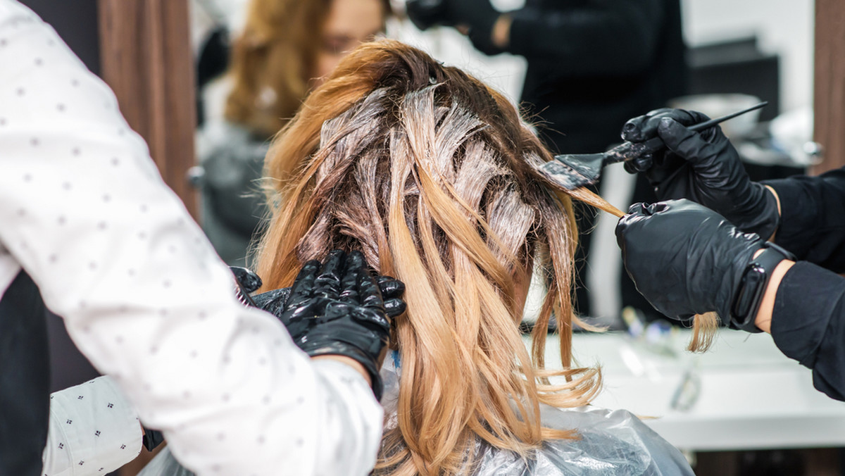 Trendy fryzjerskie 2020: Balejaż do fryzury na boba
