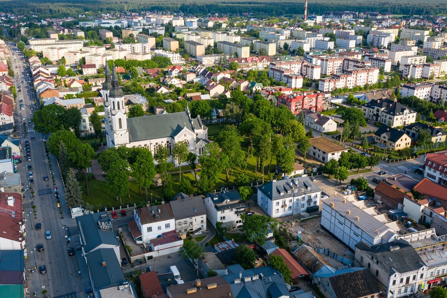 – Mniejsze miasta od lat walczą z wyludnianiem się. Najczęściej jest to związane z wyjazdem młodych ludzi na studia do dużych miast. W tej kwestii pandemia paradoksalnie przyniosła wiele dobrego – mówi Mirosław Karolczuk, burmistrz Augustowa