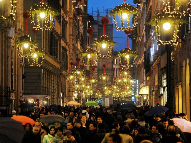 Przepiękna świąteczna iluminacja na ulicach Florencji