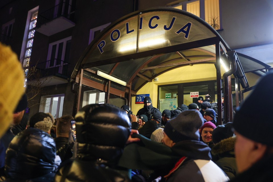 Uczestnicy protestu przed Komendą Rejonową Policji przy ul. Grenadierów w Warszawie