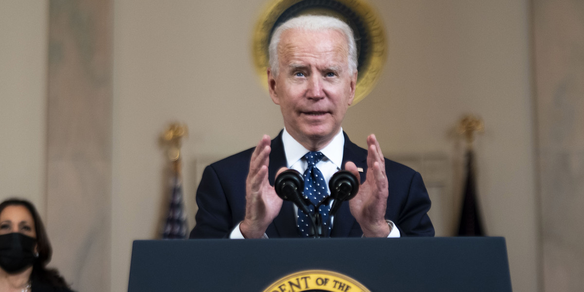 Joe Biden we wtorek 27 kwietnia ma ogłosić zmiany dot. noszenia masek na zewnątrz.