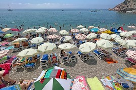 Zbog OVOG PRIZORA sa plaže u Sutomoru u SUMRAK ljudi su doživeli NAPAD PANIKE I TALAS UŽASA: Tek je jun, a već se obistinjuje NAJVEĆI KOŠMAR svakog turiste