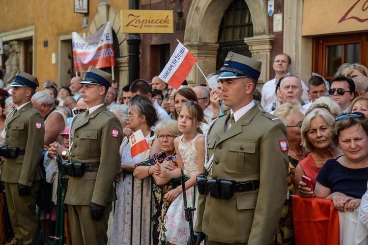 Warszawiacy na trasie przejścia zaprzysiężonego prezydenta Andrzeja Dudy i jego żony Agaty Kornhauser-Dudy z bazyliki archikatedralnej św. Jana Chrzciciela do Zamku Królewskiego, gdzie prezydent Andrzej Duda odbierze insygnia Orderu Odrodzenia Polski i Orderu Orła Białego.