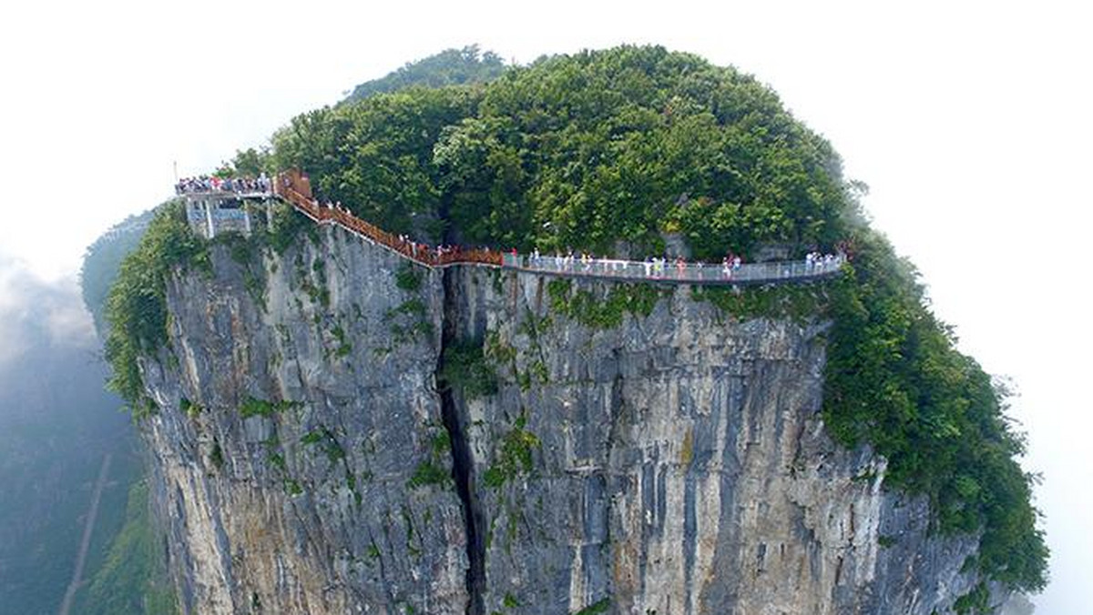 W Parku Narodowym Zhangjiajie niedawno otworzono najwyższy szklany most na świecie. Chińczycy jednak nie poprzestali na tym i właśnie do dyspozycji turystów oddano niesamowity szlak na klifie Coiling Dragon. Miłośnicy mocnych wrażeń mogą już przejść po ścieżce wiszącej w powietrzu.