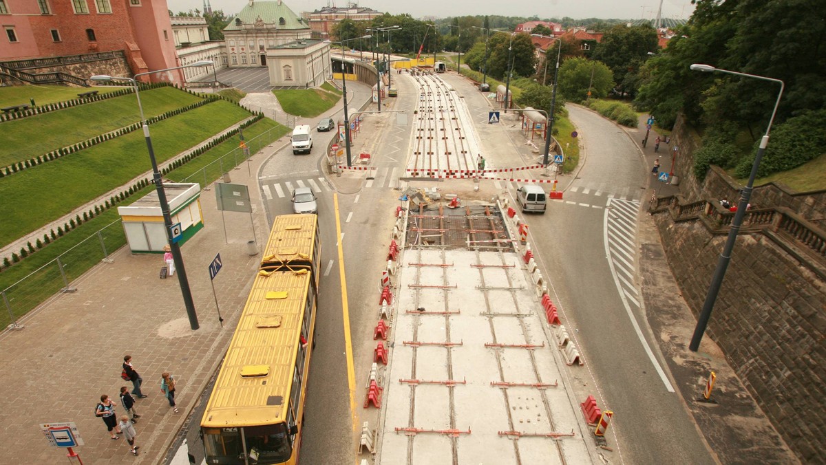 To już czwarty weekend bez tramwajów na trasie W-Z. Kursowanie linii 16, 20 i 23 zostanie zawieszone, a linie 18 i 26 pojadą trasami zastępczymi. Robotnicy nadal będą naprawiać tory.