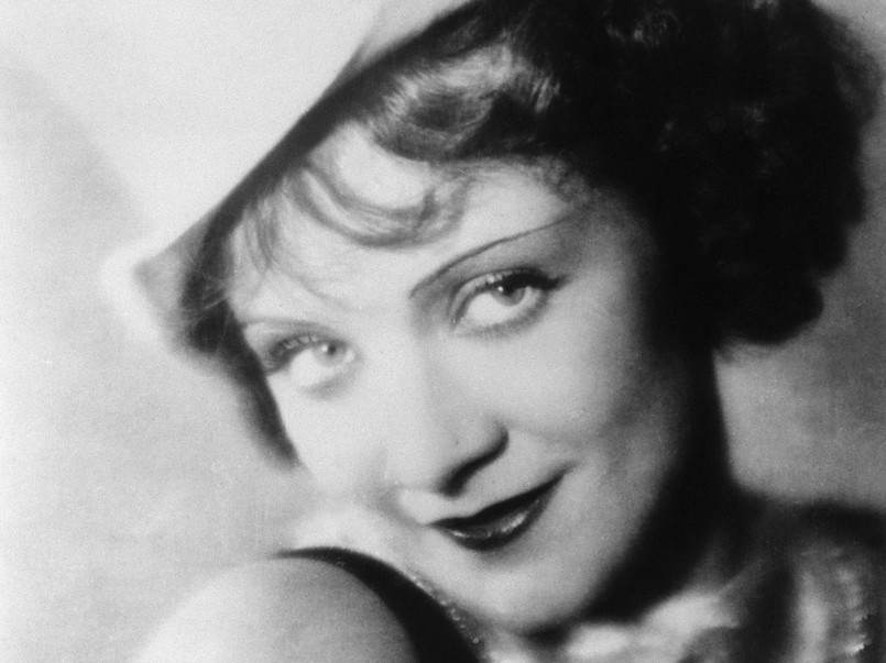 Dietrich, aktorka i piosenkarka, urodziła się 27 grudnia 1901 r. w Schoenebergu (obecnie dzielnica Berlinia). W latach 20. występowała w Niemczech jako artystka kabaretowa, grała też niewielkie role w filmach niemych. W kabarecie wypatrzył ją reżyser Josef von Sternberg, a następnie obsadził w "Błękitnym aniele" (1930). Wcieliła się tam w postać piosenkarki Loli Loli, w której zakochuje się znacznie starszy od niej profesor Immanuel Rath. Zaśpiewała ponadto w tym filmie jedną ze swoich najsłynniejszych piosenek, "Falling in Love Again"