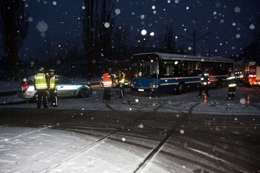 14 osób w szpitalu. Wypadek busa z autobusem w Krakowie